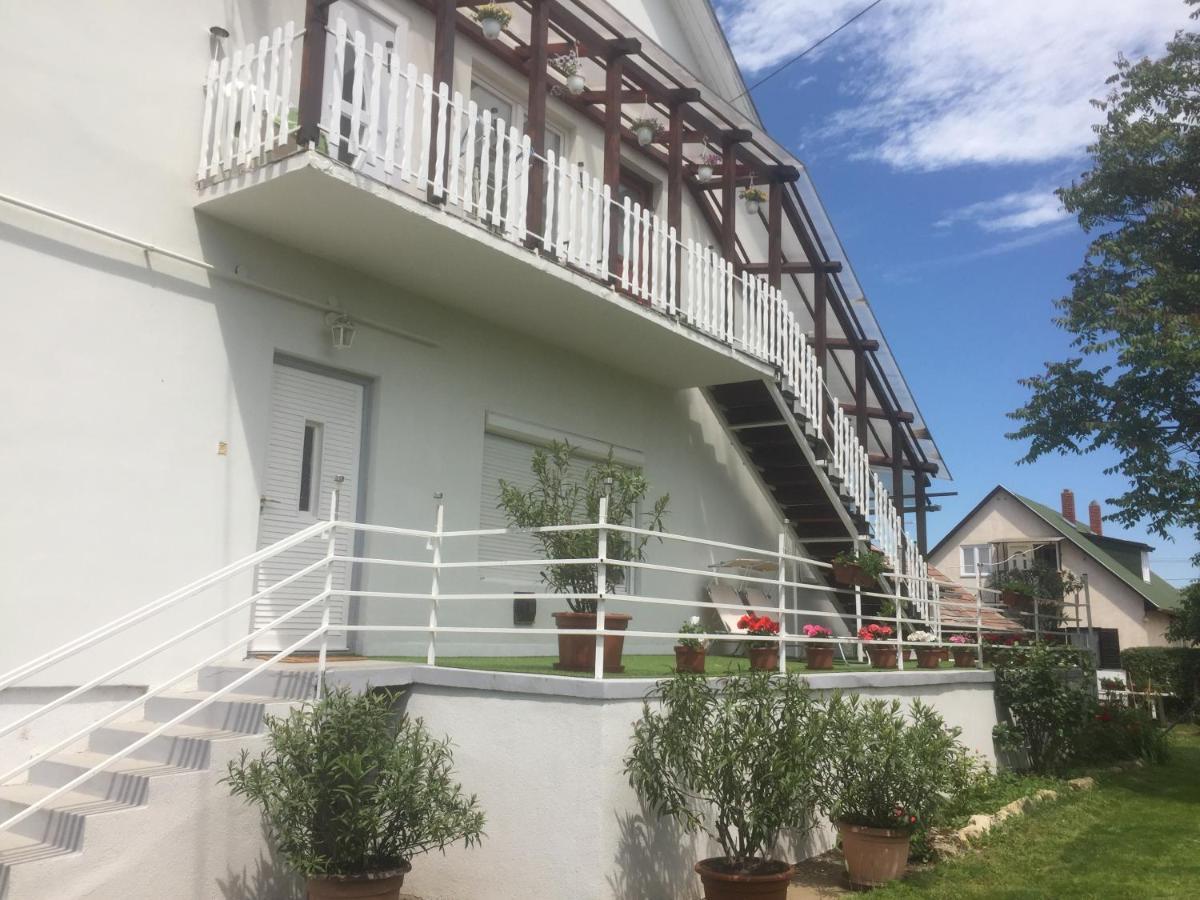 Lelle-Kert Apartman 02 Balatonlelle Exteriér fotografie